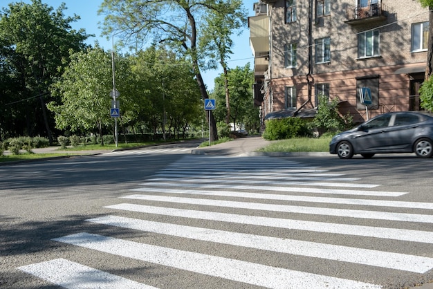 Pad van zebrapad op de wegauto die een zebrapad oversteekt