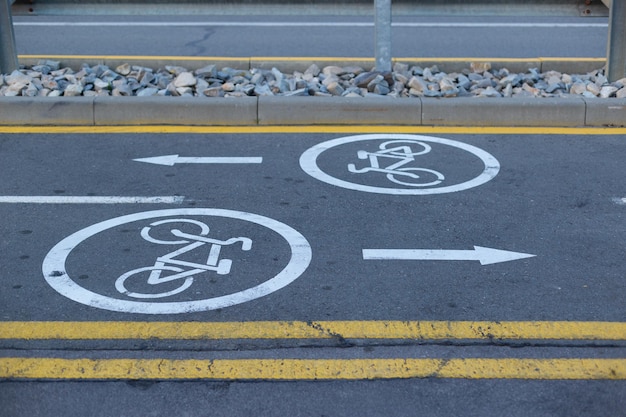 Foto pad voor fietsers met borden en markeringen