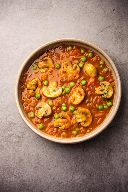 Paddenstoelen en Erwten Curry met Geroosterde Knoflook Indiaas eten geserveerd in een kom