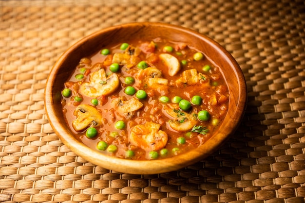 Paddenstoelen en Erwten Curry met Geroosterde Knoflook Indiaas eten geserveerd in een kom