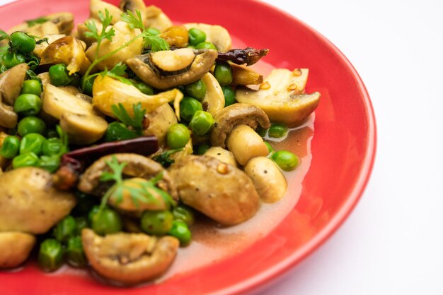 Paddenstoelen en Erwten Curry met Geroosterde Knoflook Indiaas eten geserveerd in een kom