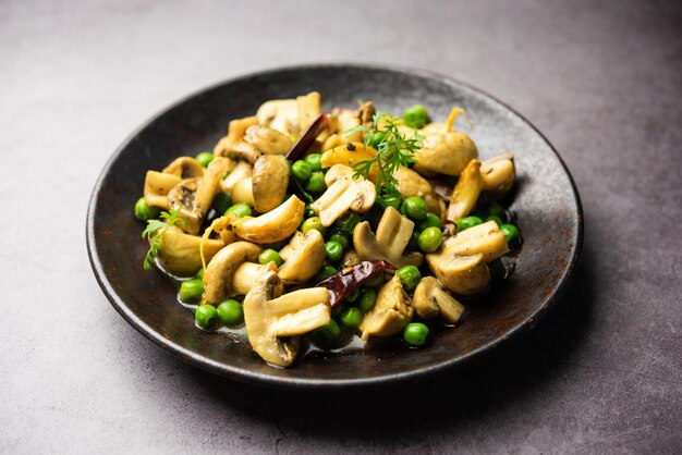 Paddenstoelen en Erwten Curry met Geroosterde Knoflook Indiaas eten geserveerd in een kom