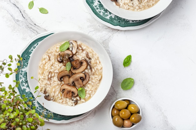 Paddenstoelenrisotto met uien, knoflook en parmezaan