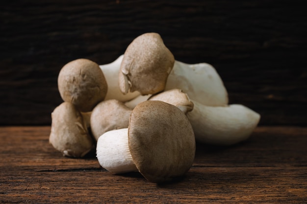 Paddestoel op een oude houten tafel