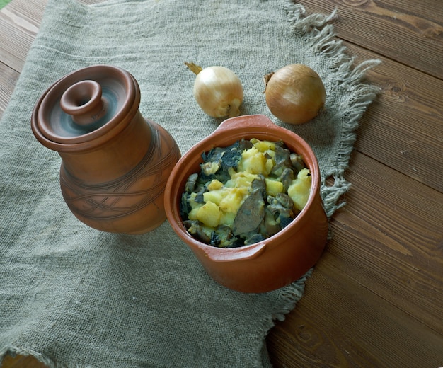 Paddestoel Tushanka - Wit-Russische aardappelstoofpot op een houten ondergrond