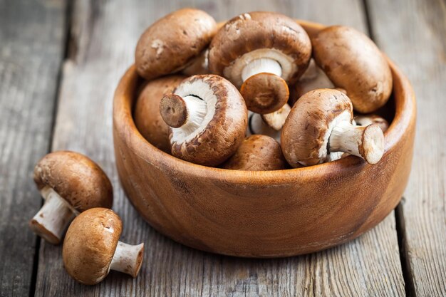 Paddestoelen in houten kom op tafel