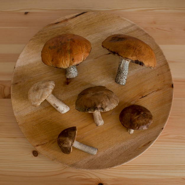 Paddestoelen liggen op een houten tafel