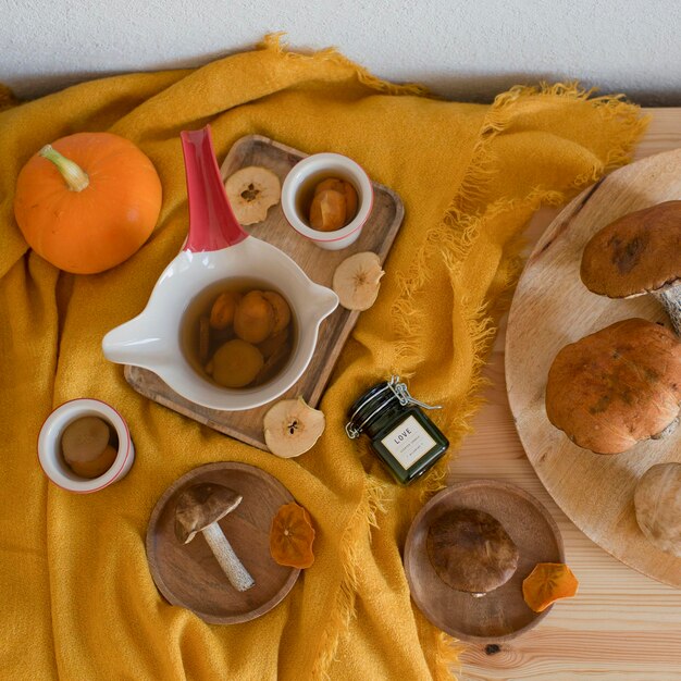 Paddestoelen liggen op een houten tafel