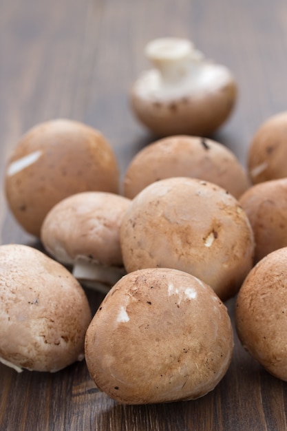 Paddestoelen op bruine houten tafel