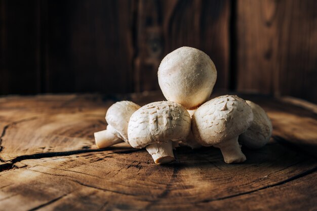 Paddestoelen op een houten achtergrond close-up