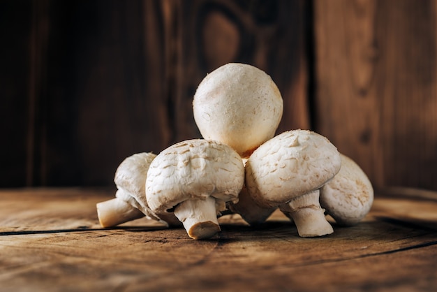 Paddestoelen op een houten achtergrond close-up