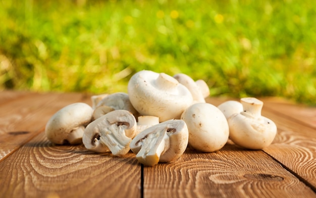 Paddestoelen op een houten achtergrond