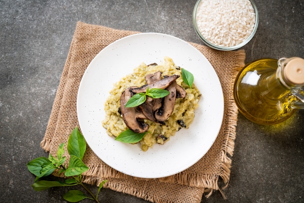 Paddestoelrisotto met pesto en kaas