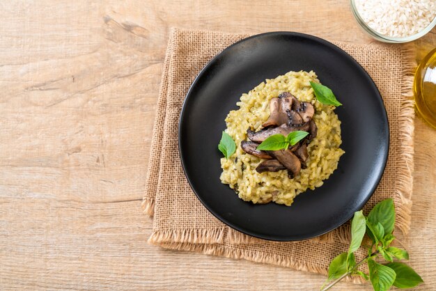 Paddestoelrisotto met pesto en kaas