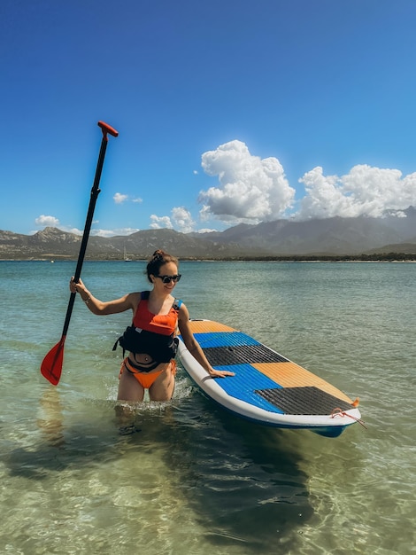 Foto ragazza di paddle board