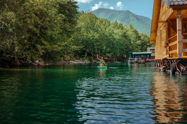 Paddle boarding vrouw op prachtig meer