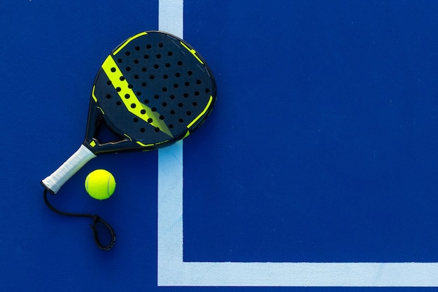 Photo padel tennis racket background with copy space sport court and balls