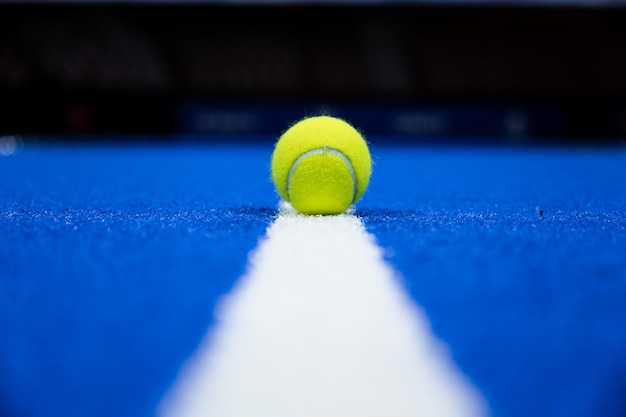 Padelbal op de lijn van het veld