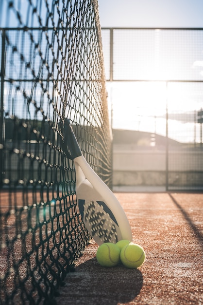 Padelbladracket die op het net rust