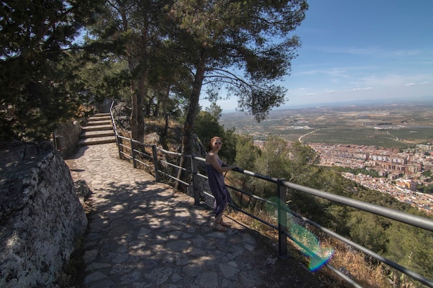 Paden rond het kasteel van Santa Catalina in Jaen, Spanje Prachtig uitzicht op de top van de heuvel