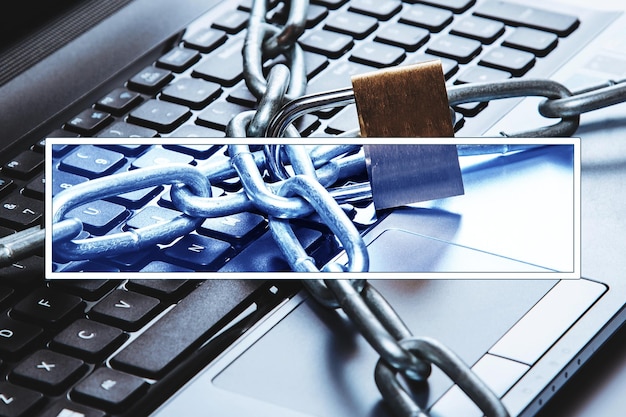 Фото Замок и ноутбук с полем пароля концепции конфиденциальности информации и кибербезопасности