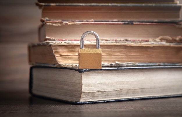 Foto lucchetto e libro. informazioni di sicurezza