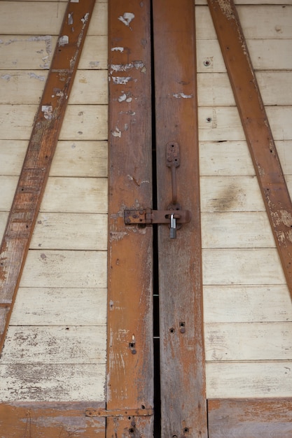 古い木製のドアの背景には、南京錠