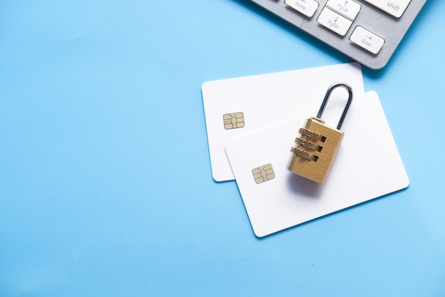 写真 クレジットカードの南京錠、インターネットデータプライバシー情報セキュリティの概念