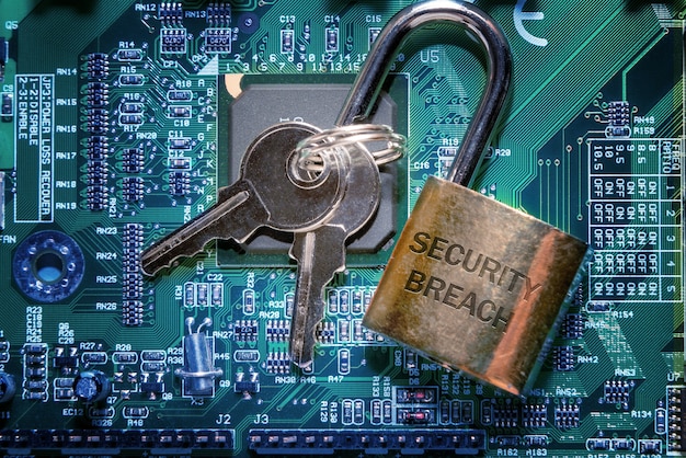 Замок с надписью «Брешь в безопасности» и ключи на печатной плате. Интернет-концепция компьютерной безопасности и защиты сети.