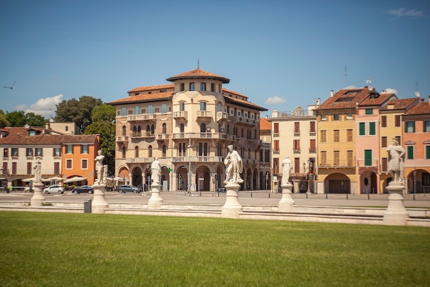 PADOVA, ITALI 17 JULI 2020: Prato della Valle, een beroemd plein in de stad Padua in Italië