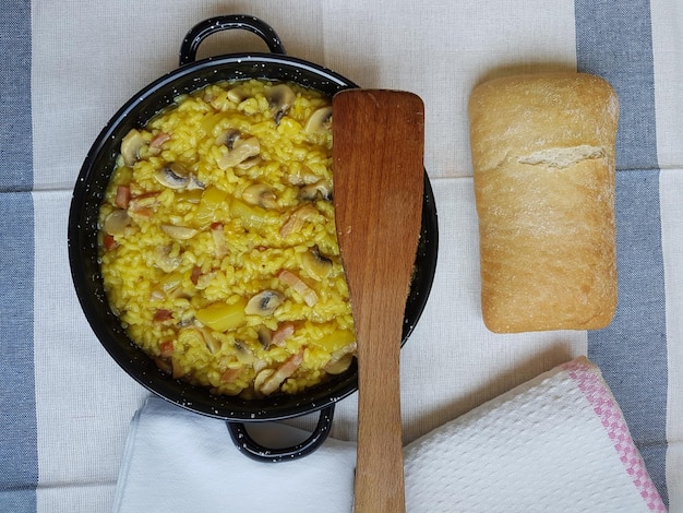 Foto paella, pancetta e riso di verdure