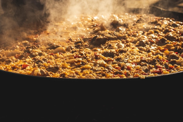 Paella gekookt op brandhout, typisch Spaans gerecht.