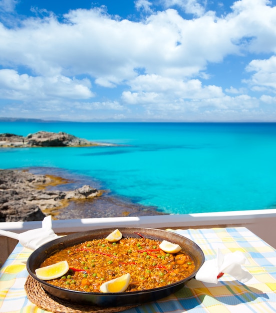 Foto cibo mediterraneo con riso alla paella nelle isole baleari