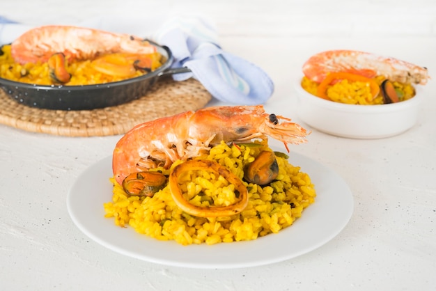 Paella typisch Spaans eten op granieten achtergrond