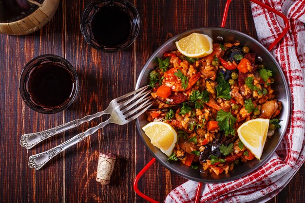 Paella di pesce e pollo con riso in padella | Foto Premium