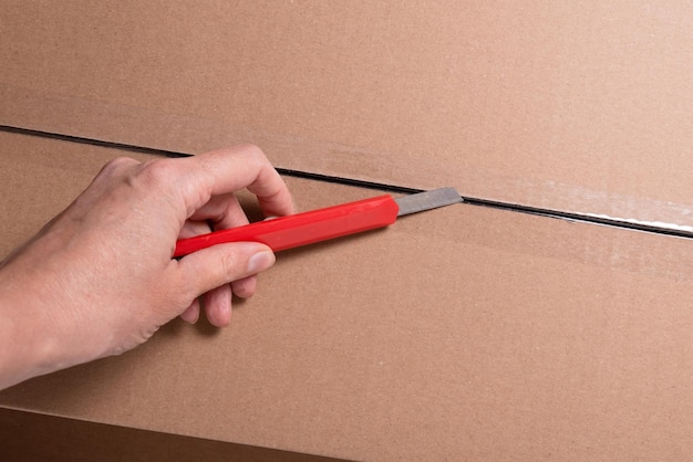 Нож Паер на картонной коробке для вскрытия упаковки