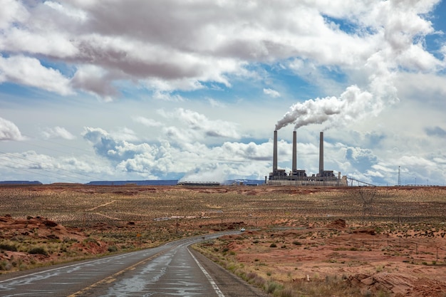 Photo page arizona power plant long winding highway in the american desert blue sky with clouds