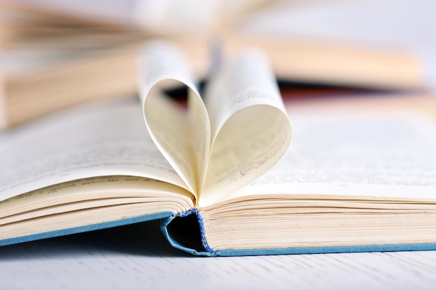 Pagina's van boek gebogen in hartvorm, close-up