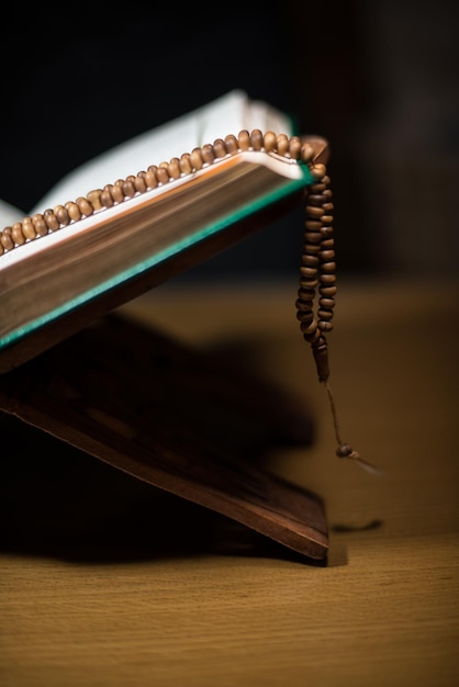 pagina's van heilige koran en rozenkrans in het boek