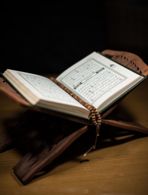 pagina's van heilige koran en rozenkrans in het boek