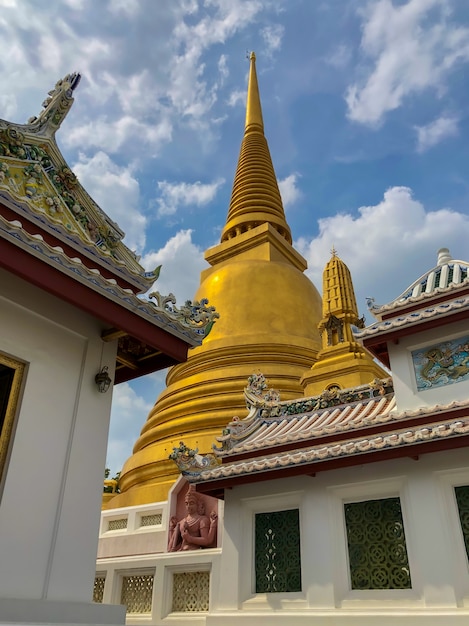 Photo pagoda of bowonniwet vihara temple bangkok, thailand