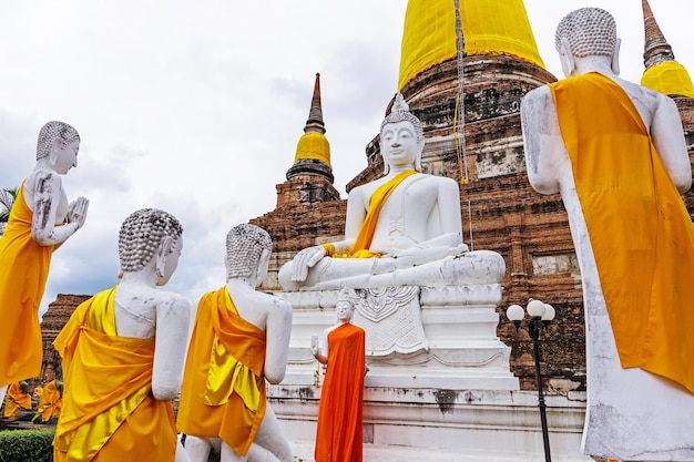 Photo pagoda and buddha statues at wat yai chaimongkol