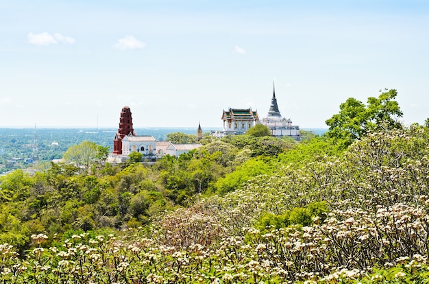 태국 펫차부리(Phetchaburi) 지방의 고고학 유적지인 프라 나콘 키리(Phra Nakhon Khiri) 사원의 산에 있는 탑