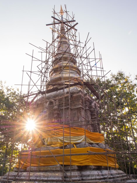 タイ北部、チェンライの塔と神殿の建物