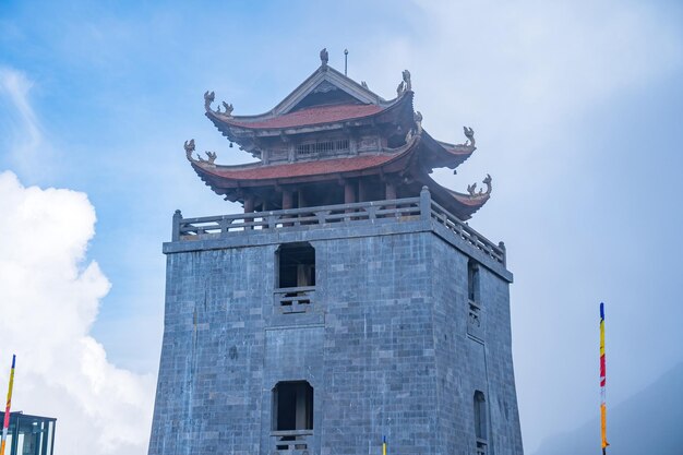 ファニスパン・サパ山の頂上にあるパゴダ ラオ・カイ・ベトナム グランド・ベルフリー・ヴォン・リン・カオ・ダイはビッチ・ヴァン・ゼン修道院の主軸の警備塔です