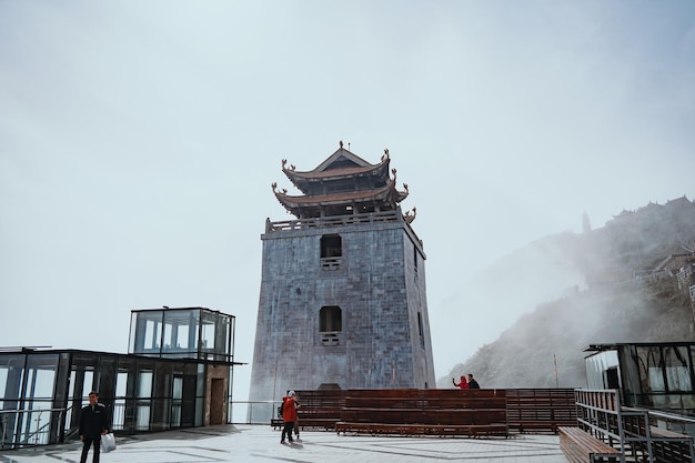 Fanispan 산 꼭대기에 있는 탑 Sapa 지역 Lao Cai 베트남 그랜드 종탑 Vong Linh Cao Dai는 Bich Van Zen Monastery의 주축에 있는 가드 타워입니다.