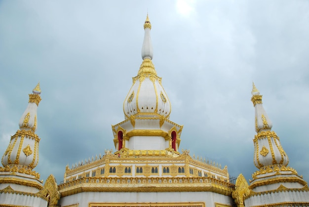 Photo the pagoda with cloudy sky background pha nam thip thepprasit wanaram temple roi et thailand