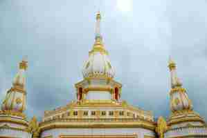 Photo the pagoda with cloudy sky background pha nam thip thepprasit wanaram temple roi et thailand