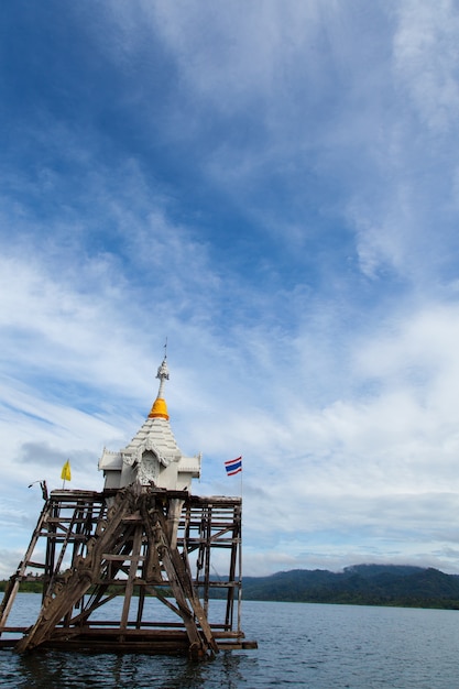 Pagode in de rivier.