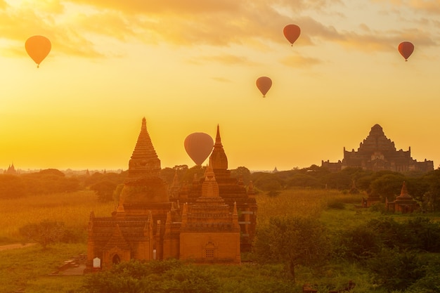 Pagodelandschap onder een warme zonsondergang in de vlakte van Bagan, Myanmar.